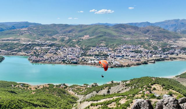 Gökyüzü paraşütlerle renklendi