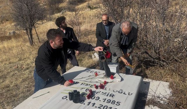 Gazeteci Cem Emir, mezarı başında anıldı