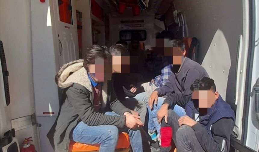 Ağrı'da özel şirkete ait ambulansta 12 düzensiz göçmen yakalandı
