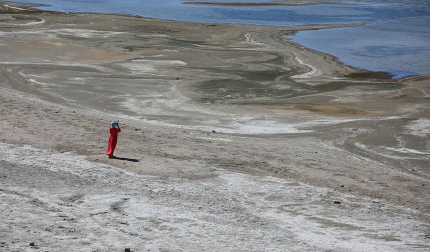 Kuraklık ve aşırı buharlaşmanın etkisiyle Van Gölü'ndeki çekilme sürüyor