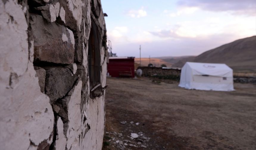 Ardahan'da depremde zarar gören ahırların yerine çadır ahırlar kurulacak