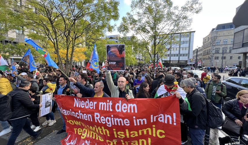 KÖLN - Almanya'nın çeşitli kentlerinde İran'daki protestolara destek gösterileri yapıldı