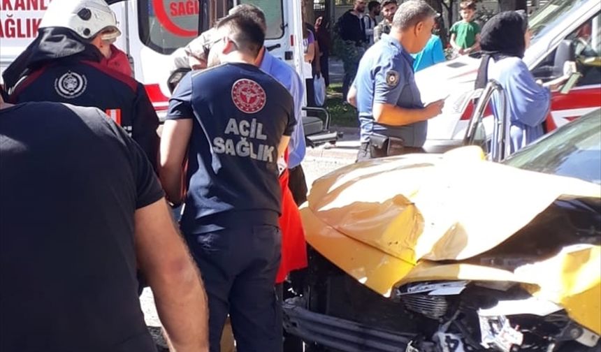 Malatya'da iki aracın çarpıştığı kazada 6 kişi yaralandı