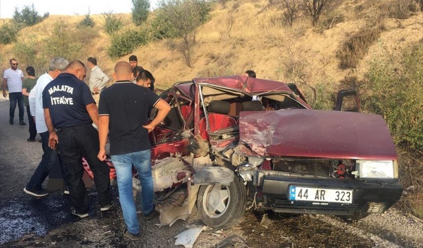 Malatya'da kamyonetle otomobilin çarpışması sonucu 1 kişi öldü, 4 kişi yaralandı