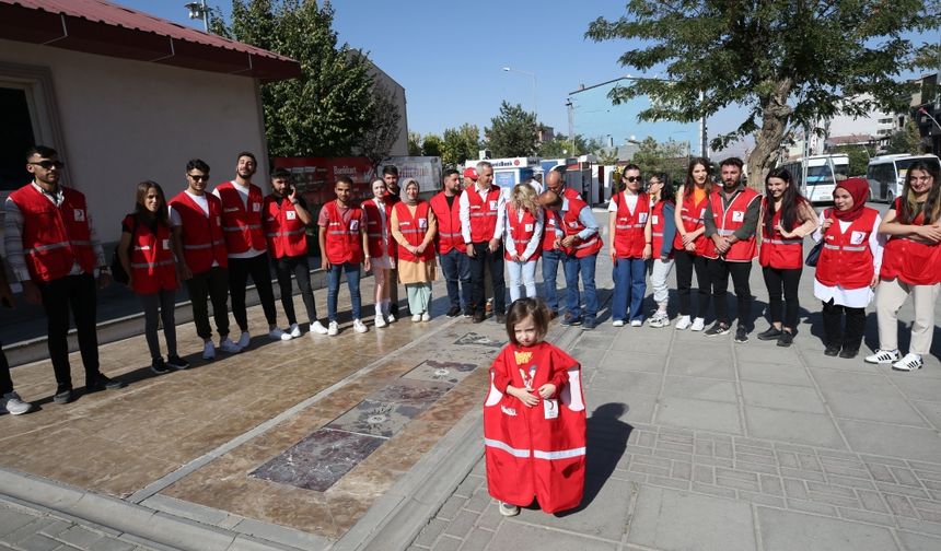 Muş'ta Türk Kızılay üyeleri, sağlıklı yaşama dikkati çekmek için yürüdü