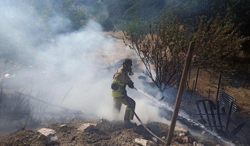 Tunceli'de bir evin bahçesinde çıkan yangın söndürüldü