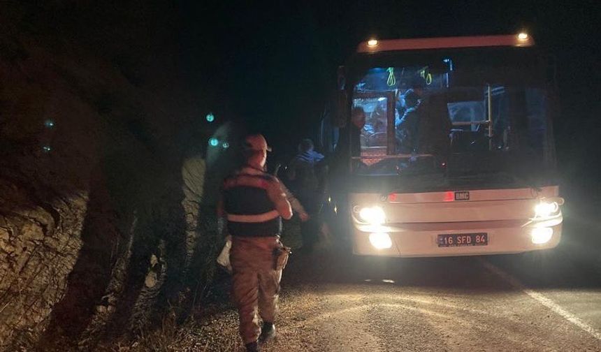 Tunceli'de kara yolunda mahsur kalan yolcuları jandarma kurtardı