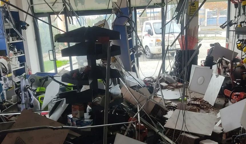 DÜZCE - Depremden etkilenen esnafın dükkanlarını düzenleme çalışmaları sürüyor