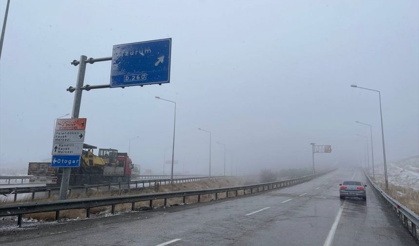 BAYBURT - Kar nedeniyle yolda mahsur kalan sürücü kurtarıldı