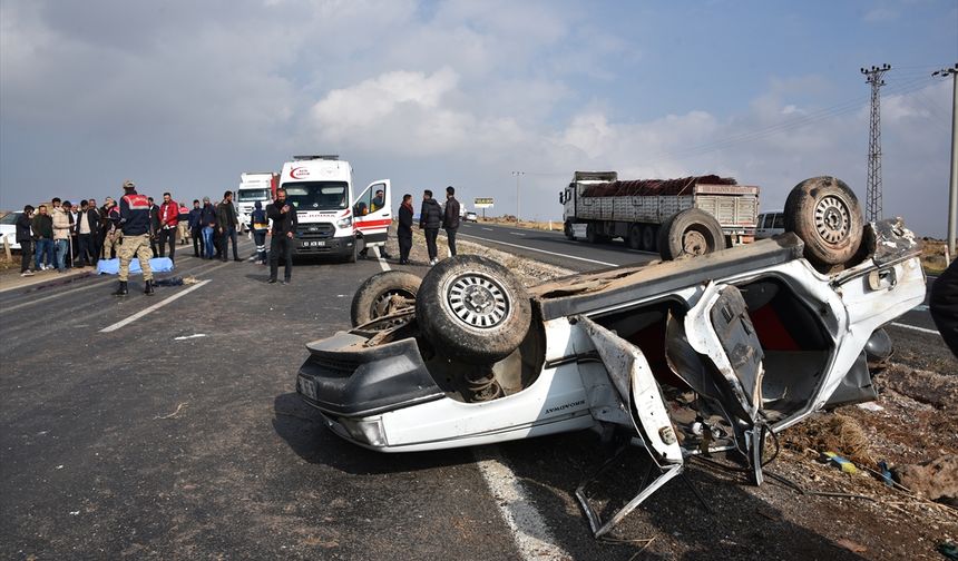 ŞANLIURFA - Otomobilin devrilmesi sonucu 1 kişi öldü, 4 kişi yaralandı