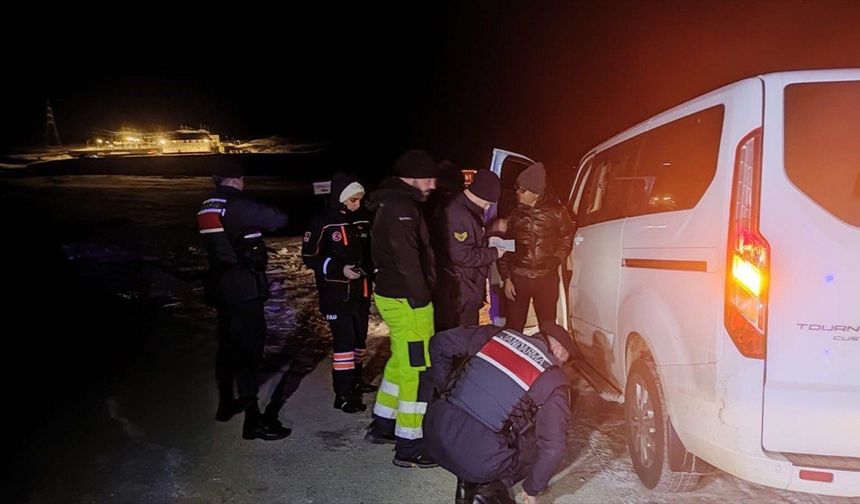 BAYBURT - Kar nedeniyle yolda mahsur kalan turistler kurtarıldı