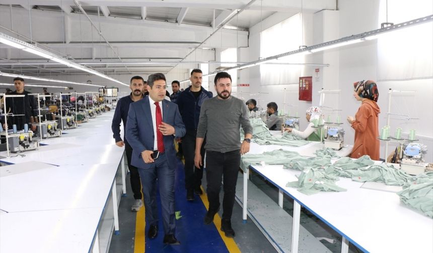 Hizan Kaymakamı Özçelik tekstil fabrikasını ziyaret etti