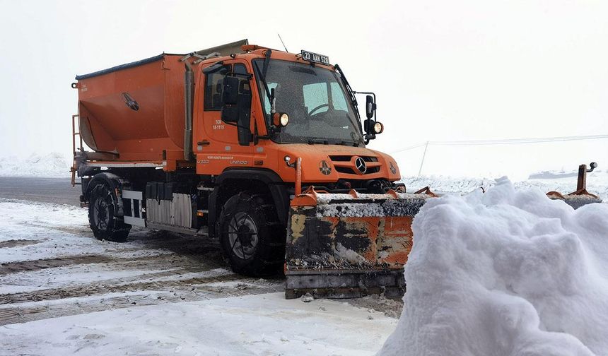 Tunceli-Erzincan kara yolunda karla mücadele