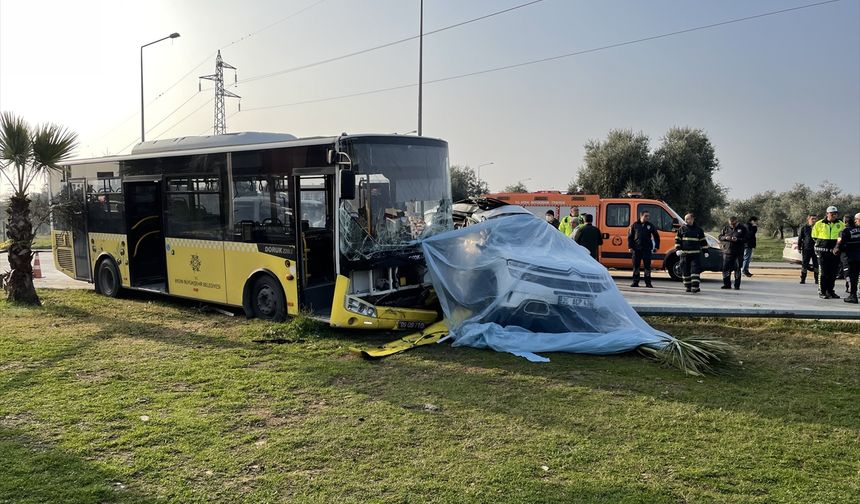 AYDIN - Halk otobüsü ile cipin çarpıştığı kazada 1 kişi öldü, 4 kişi yaralandı