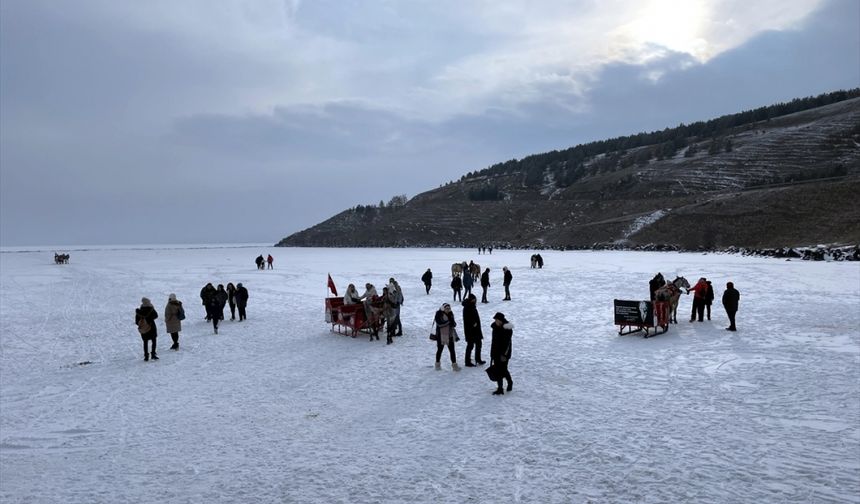 Çıldır Gölü'nün atlı kızakçıları kar yağışının ardından turistleri dörtnala gezdiriyor