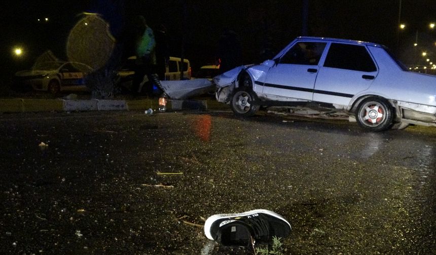 ÇORUM - Aydınlatma direğine çarpan otomobildeki 2 kişi yaralandı