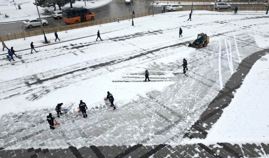 Erzurum Büyükşehir Belediyesi karla mücadeleyi sürdürüyor