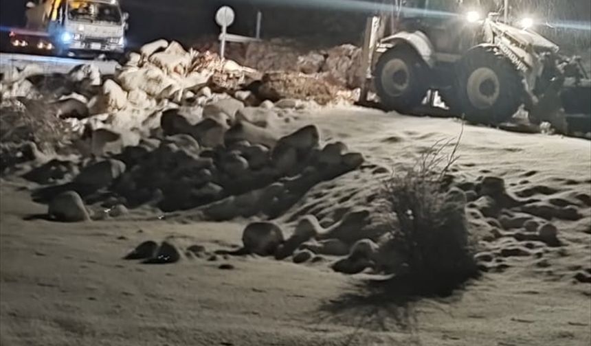 MERSİN - Kar nedeniyle iki araçta mahsur kalan 5 kişi kurtarıldı