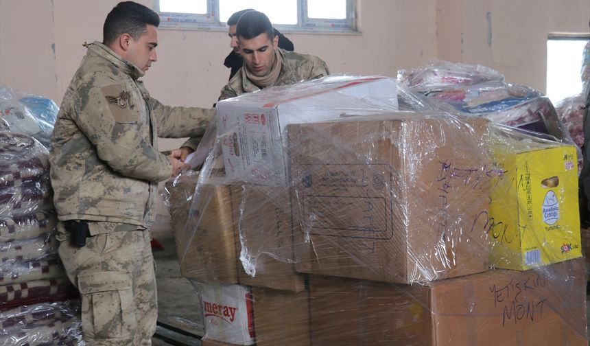 AĞRI - Doğu Anadolu'da tırlara yüklenen yardım malzemeleri deprem bölgesine gönderiliyor (2)