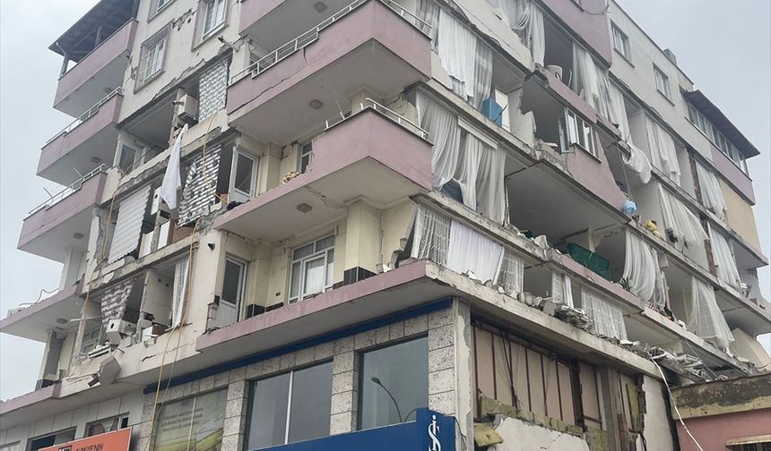 ŞANLIURFA - Yıkılan binanın enkazından yaklaşık 18 saat sonra 1 kişi kurtarıldı