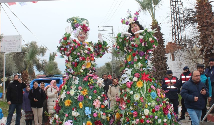 İZMİR - AK Parti'li Dağ, çiçek festivaline katıldı