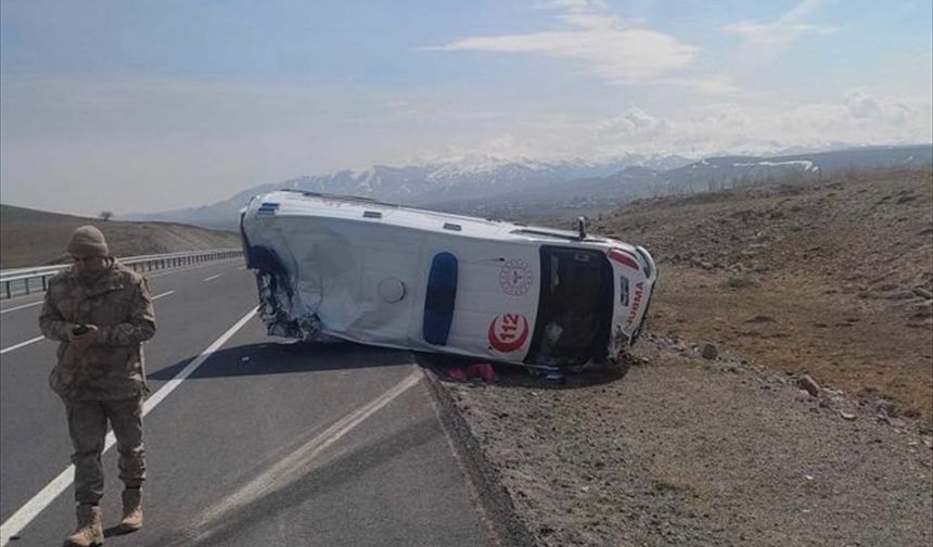 Ağrı'da devrilen ambulanstaki 3 sağlık personeli yaralandı