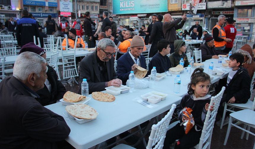 KAHRAMANMARAŞ - Deprem bölgesindeki 6 ilde ilk iftar yapıldı