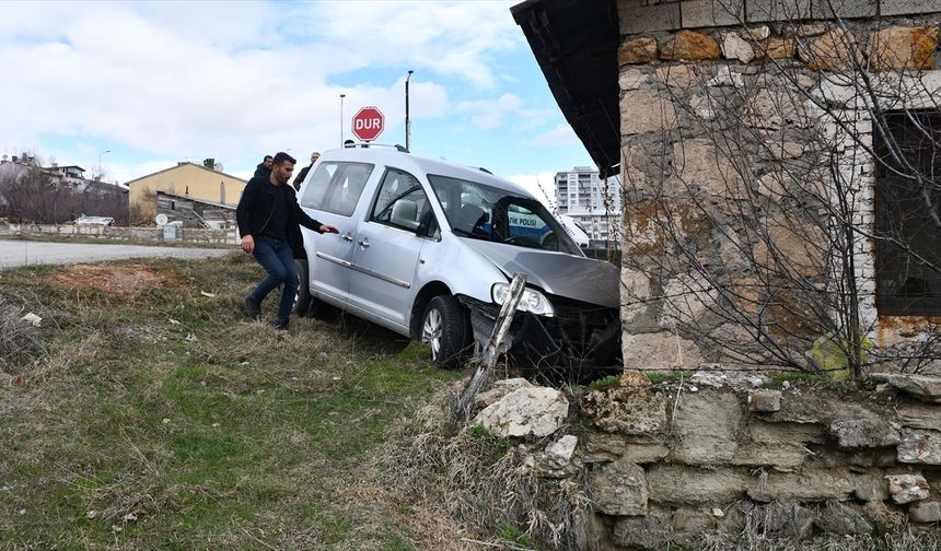 SİVAS - Evin duvarına çarpan hafif ticari araçtaki 7 kişi yaralandı