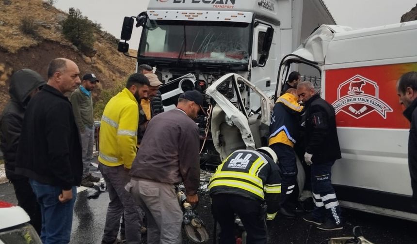 Erzincan'da tır ile kamyonetin çarpıştığı kazada 1 kişi öldü, 2 kişi ağır yaralandı