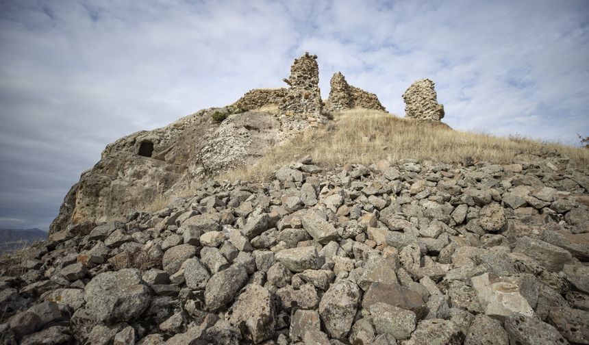 Tarihi Ambar Kalesi'nin kalıntıları Urartulardan izler taşıyor
