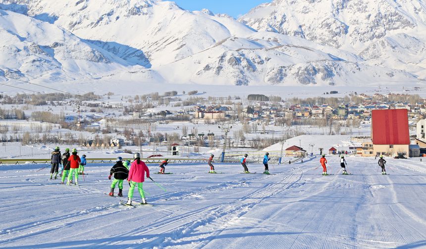 Ovacık’ta kayak sezonu açıldı