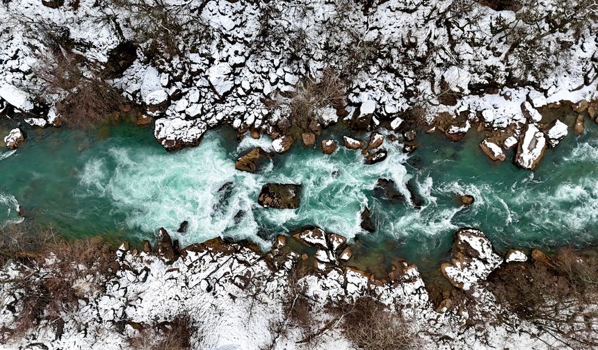 Doğa harikası Munzur Vadisi beyaza büründü, dronla görüntülendi